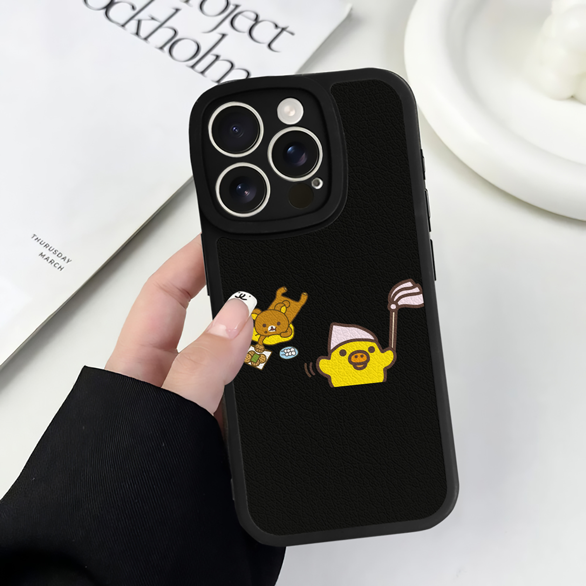 （画像用） リラックマ リラックマ キイロイトリ Rilakkuma Korilakkuma Kiiroitori 【iPhone 16シリーズ対応】シリコンスマホケース（レザー調） 材質：シリコン
